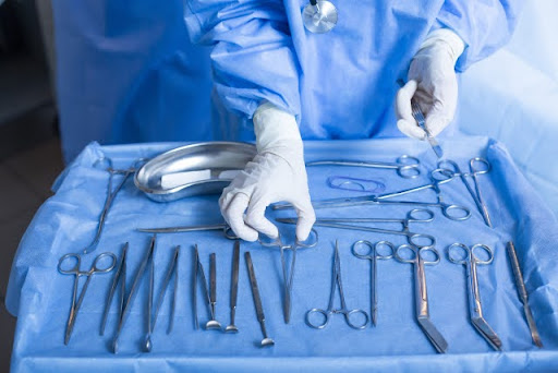 手術器具を準備する様子